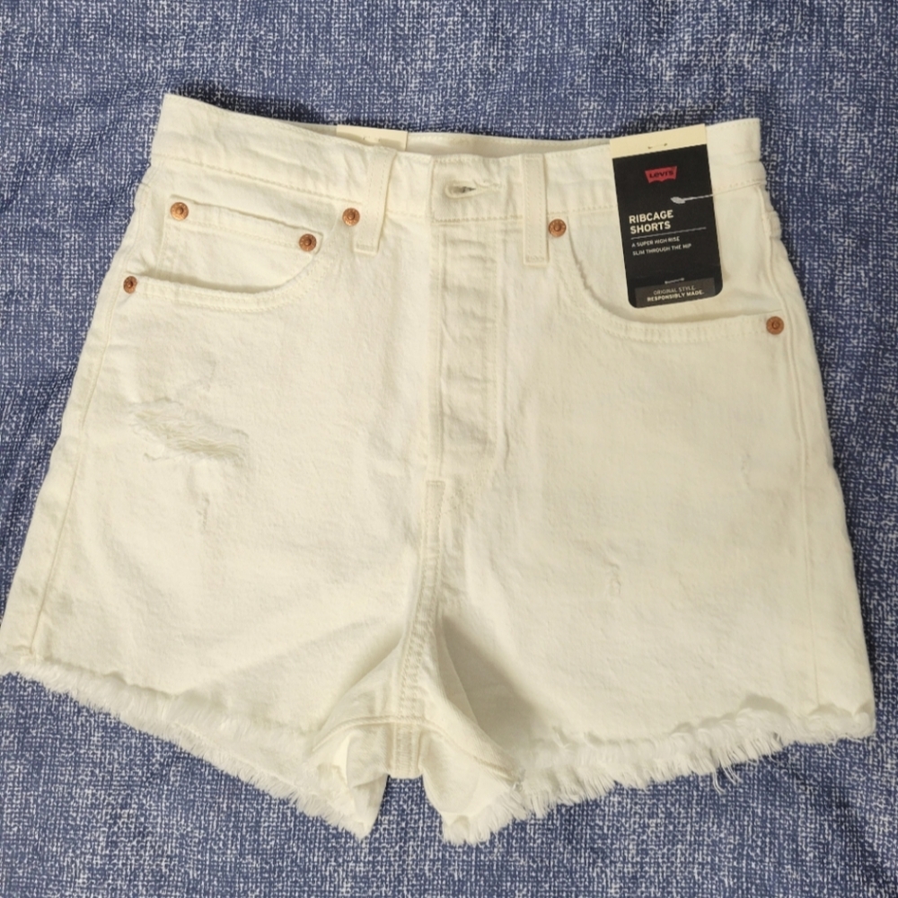 NEW Levi's High rise Ribcaged shorts